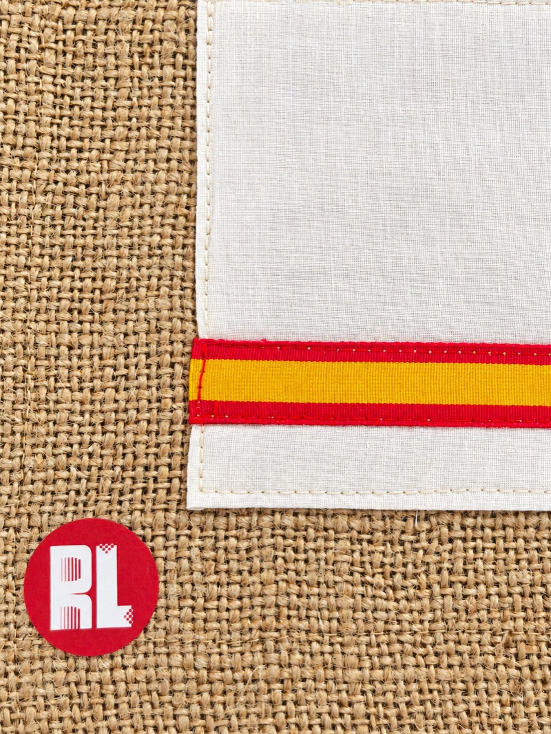 Detalle de la bandera de España cosida en la cola del costal