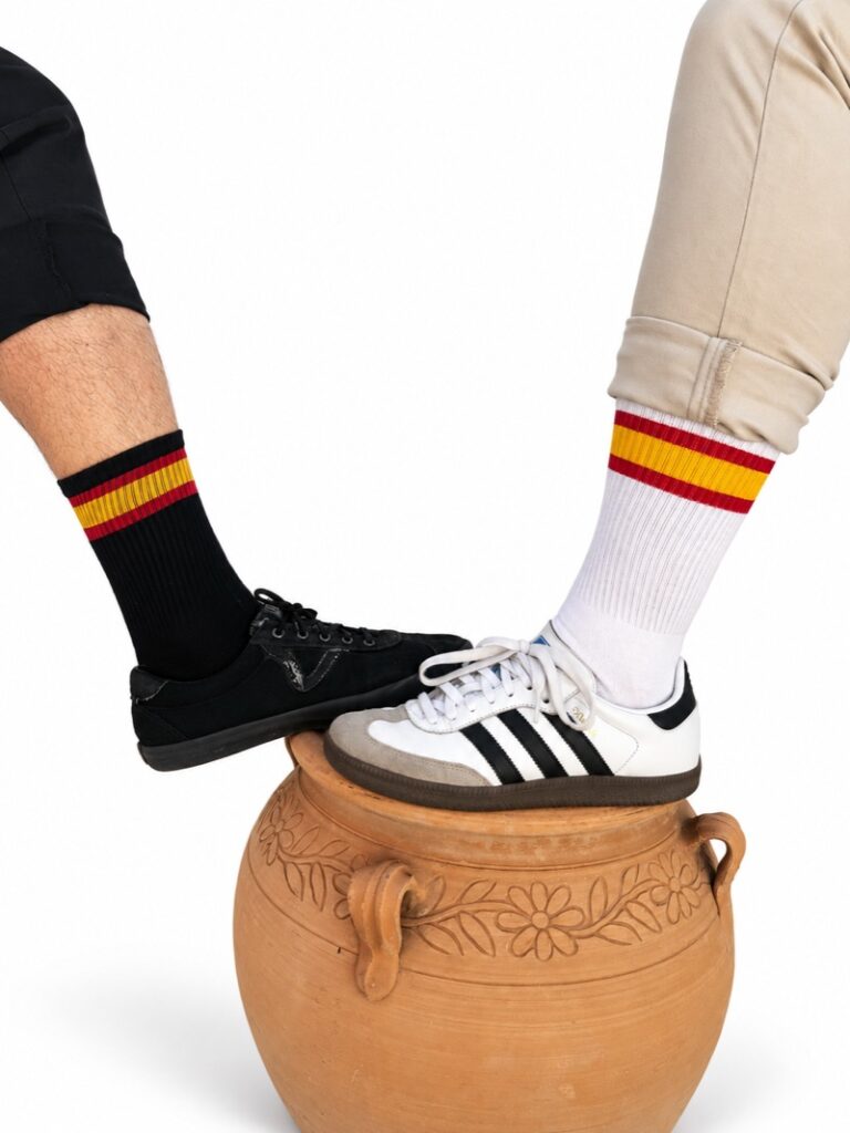 Calcetines de costalero con la bandera de España, en blanco y negro